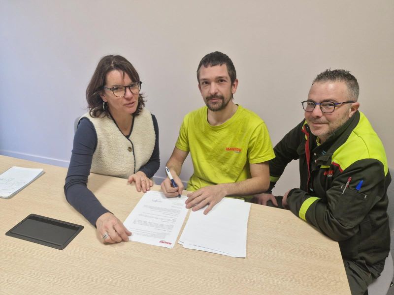 Insertion professionnelle : Antoine signe son premier CDD chez Manitou Group grâce à l’ESAT de transition Adapeila
